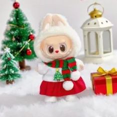 weihnachtlicher Labubu mit Geschenk und Weihnachtsbaum