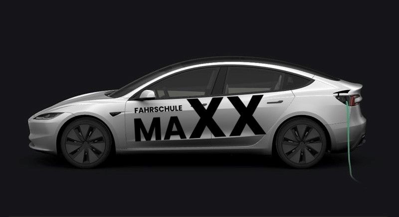 Tesla Model 3 Long Range weiß mit Fahrschule Maxx Beschriftung
