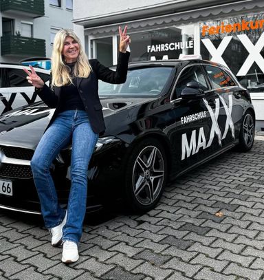 Bild mit Fahrschulauto davor Silvia Carfora