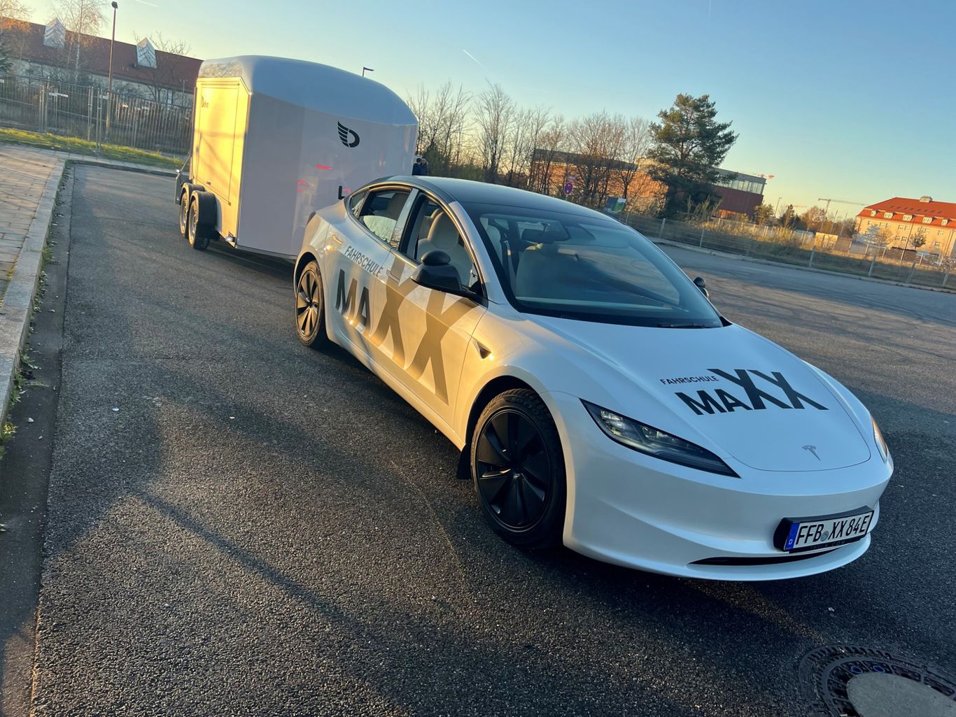 Fahrschule Maxx Tesla mit Anhänger