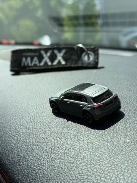 Fahrschule Maxx Schlüsselanhänger mit Spielzeug Mercedes auf Armaturenbrett