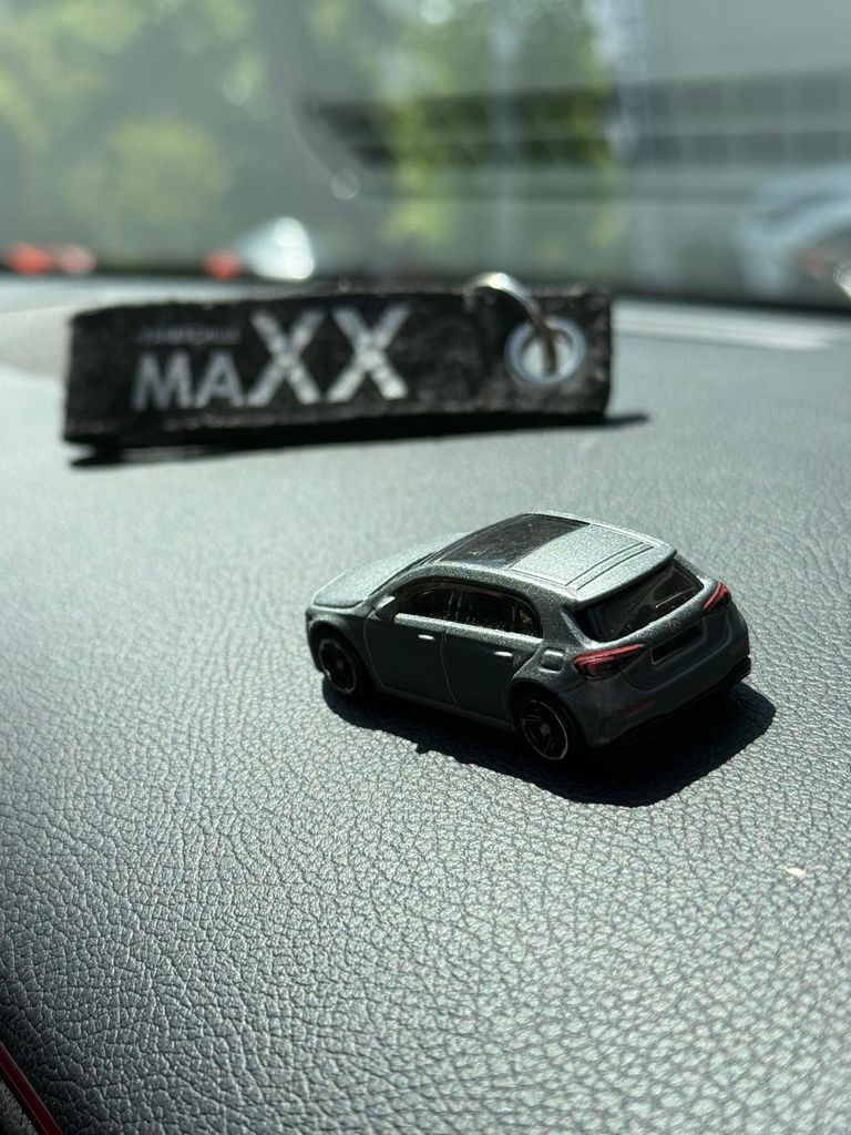 Dynamisch dargestellter silberner Spielzeug Mercedes
