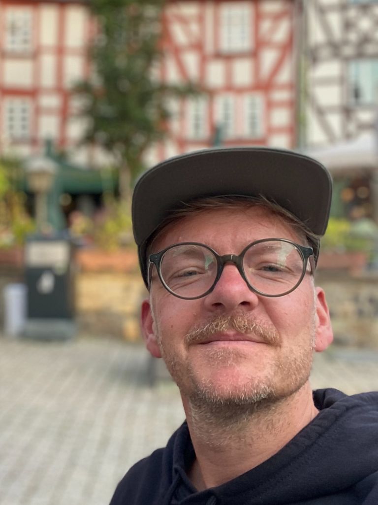 Fahrlehrer Rico mit Cap und Brille