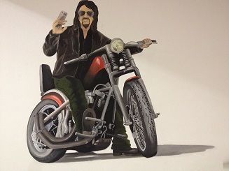 cooler Motorradfahrer auf Chopper mit einer Hand am Lenker zeigt Führerschein