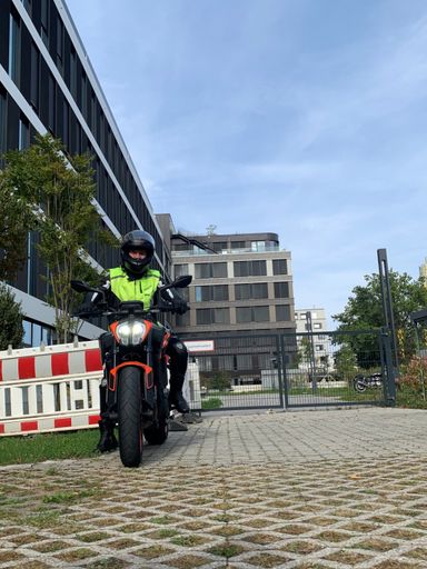 Dynamisch dargestellter silberner Mercedes