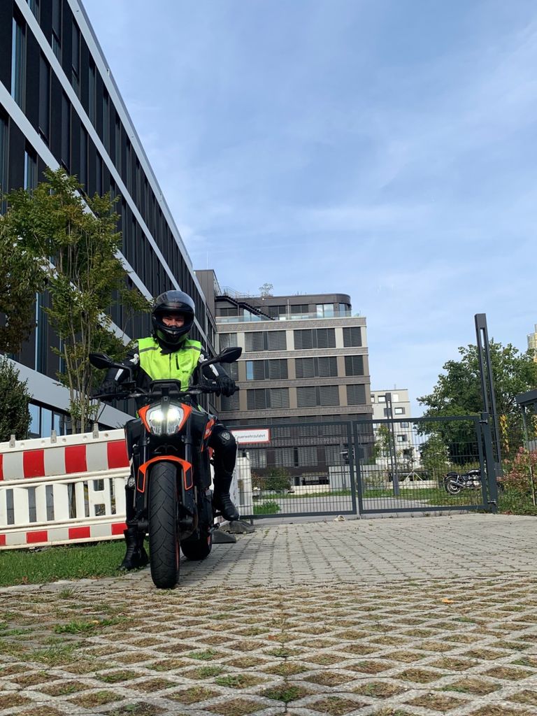 Dynamisch dargestellter silberner Mercedes