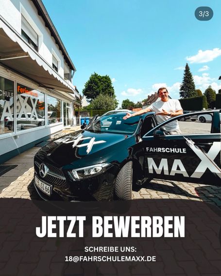 Andy mit geöffneter Fahrertür A-Klasse vor Fahrschule Maxx